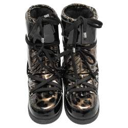 Pre Owned بوت روبرتو كافالي جلد أسود لامع وقماش نقشة الفهد مطبوع مقاس 38