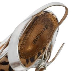 مملوكة مسبقًا صندل روبرتو كافالي جلد فضي نعل سميك بحزام للكاحل مقاس 39