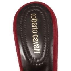 مملوكة مسبقًا صندل روبرتو كافالي سويدي وقماش مغزول أحمر سير ملتف على الكاحل مقاس 38