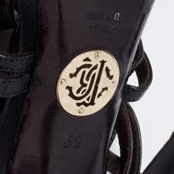 مملوكة مسبقًا صندل روبرتو كافالي جلد أسود قصات مفرغة مزخرف سير كاحل مقاس 39