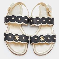 مملوكة مسبقًا صندل روبرتو كافالي فلات جلد ذهبي ميتالك مقاس 35