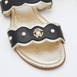 مملوكة مسبقًا صندل روبرتو كافالي فلات جلد ذهبي ميتالك مقاس 35