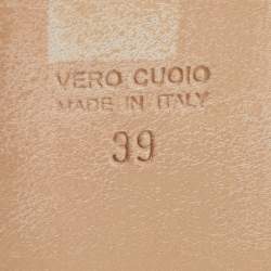 مملوكة مسبقًا صندل روبرتو كافالي فلات جلد ذهبي ميتالك مقاس 35