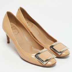 Roger Vivier Beige Patent Leather Metal Logo Round toe Pumps Size 37.5