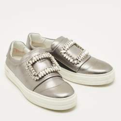 Pre Owned حذاء رياضي روجر فيفييه سنيكي فيف ساتان أسود وأزرق كحلي مزخرف سليب أون مقاس 35