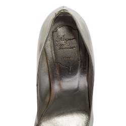 Pre Owned Roger Vivier Silver Foil Leather Pumps Size 39.5