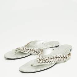 Pre Owned Roger Vivier Metallic Silver Leather Crystal Embellished Thong Flats Size 38.5