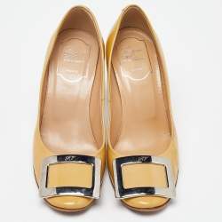 Roger Vivier Beige Patent Leather Metal Logo Round toe Pumps Size 35