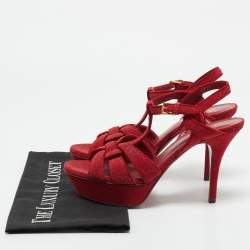 مملوكة مسبقًا صندل سان لوران سير كاحل تريبيوت سويدي أحمر ولامع مقاس 37