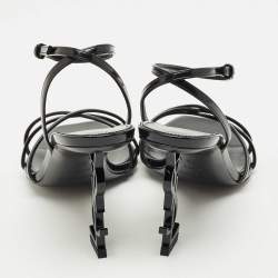 مملوكة مسبقًا صندل سان لوران باريس أوبن سير أبيوم بكعب ومشبك جلدي أسود مقاس 39.5