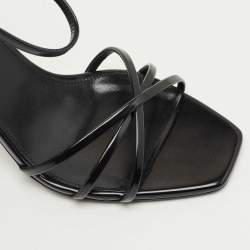 مملوكة مسبقًا صندل سان لوران باريس أوبن سير أبيوم بكعب ومشبك جلدي أسود مقاس 39.5