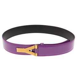مملوكة مسبقًا حزام سان لوران جلد لامع بنفسجي بإبزيم شعار الماركة 85 سم