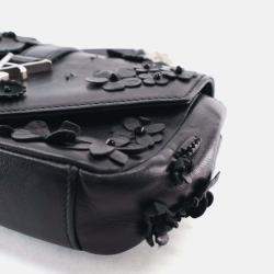 مملوكة مسبقًا حقيبة كلاسيكية سان لوران جلد حملان صغير/خرز مضغوطة بمونوغرام