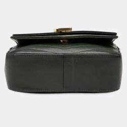 مملوكة مسبقًا حقيبة سان لوران باريس سولبيس شيفرون جلد خروف أخضر صغير مزينة بشعار