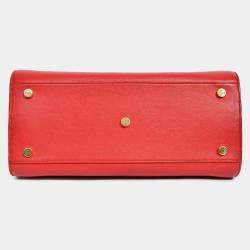 مملوكة مسبقًا حقيبة يد سان لوران ساك دو جور صغيرة جلد حمراء مع حزام