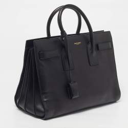 مملوكة مسبقًا حقيبة يد توت سان لوران كلاسيك ساك دي جور صغيرة جلد أسود