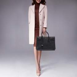 مملوكة مسبقًا حقيبة يد توت سان لوران كلاسيك ساك دي جور صغيرة جلد أسود