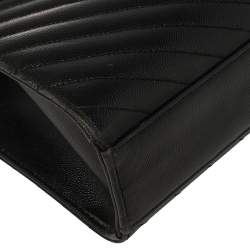 مملوكة مسبقًا حقيبة كتف سان لوران إنفيلوب جلد شيفرون مبطن مونوغرامي أسود 