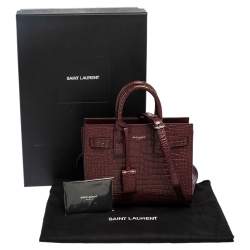 مملوكة مسبقًا حقيبة يد سان لوران نانو كلاسيك ساك دو جور جلد نقش تمساح عنابي