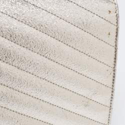 مملوكة مسبقًا  محفظة سان لوران  جلد مونوغرامي مبطن ذهبي ميتالك نمط مظروف بسلسلة