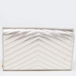 مملوكة مسبقًا  محفظة سان لوران  جلد مونوغرامي مبطن ذهبي ميتالك نمط مظروف بسلسلة