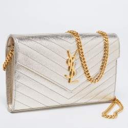 مملوكة مسبقًا  محفظة سان لوران  جلد مونوغرامي مبطن ذهبي ميتالك نمط مظروف بسلسلة