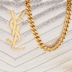 مملوكة مسبقًا  محفظة سان لوران  جلد مونوغرامي مبطن ذهبي ميتالك نمط مظروف بسلسلة