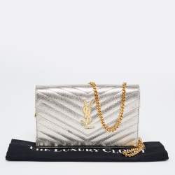 مملوكة مسبقًا  محفظة سان لوران  جلد مونوغرامي مبطن ذهبي ميتالك نمط مظروف بسلسلة