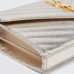 مملوكة مسبقًا  محفظة سان لوران  جلد مونوغرامي مبطن ذهبي ميتالك نمط مظروف بسلسلة