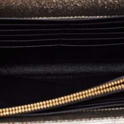 مملوكة مسبقًا  محفظة سان لوران  جلد مونوغرامي مبطن ذهبي ميتالك نمط مظروف بسلسلة