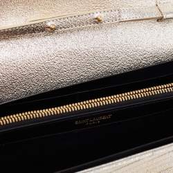 مملوكة مسبقًا  محفظة سان لوران  جلد مونوغرامي مبطن ذهبي ميتالك نمط مظروف بسلسلة