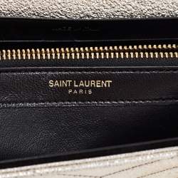 مملوكة مسبقًا  محفظة سان لوران  جلد مونوغرامي مبطن ذهبي ميتالك نمط مظروف بسلسلة