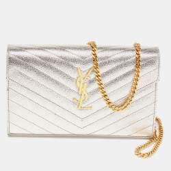 مملوكة مسبقًا  محفظة سان لوران  جلد مونوغرامي مبطن ذهبي ميتالك نمط مظروف بسلسلة