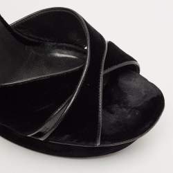 مملوكة مسبقًا صندل سان لوران تريبوت قطيفة عنابي بحزام للكاحل مقاس 41