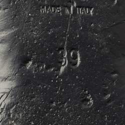 Pre Owned صندل سان لوران جلد أسود كاساندره بكعب إسفين وأشرطة مقاس 39