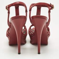 مملوكة مسبقًا صندل سان لوران نعل سميك جلد أحمر مع شريط للكاحل مقاس 38