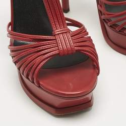 مملوكة مسبقًا صندل سان لوران نعل سميك جلد أحمر مع شريط للكاحل مقاس 38