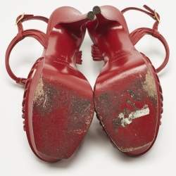 مملوكة مسبقًا صندل سان لوران نعل سميك جلد أحمر مع شريط للكاحل مقاس 38