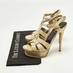 مملوكة مسبقًا صندل سان لوران باريس تريبيوت جلد لامع بيج بنعل سميك مقاس 37.5