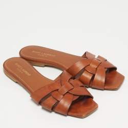 مملوكة مسبقًا حذاء سلايد سان لوران فلات تربيوت جلد بنى مقاس 36