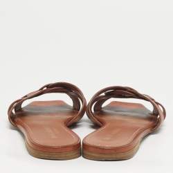 مملوكة مسبقًا حذاء سلايد سان لوران فلات تربيوت جلد بنى مقاس 36