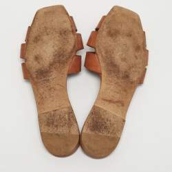 مملوكة مسبقًا حذاء سلايد سان لوران فلات تربيوت جلد بنى مقاس 36