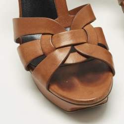 مملوكة مسبقًا صندل بكعب سان لوران تريبوت جلد بني بحزام للكاحل مقاس 39.5