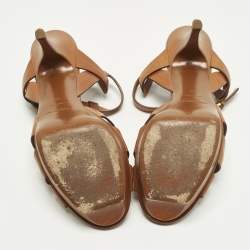 مملوكة مسبقًا صندل بكعب سان لوران تريبوت جلد بني بحزام للكاحل مقاس 39.5