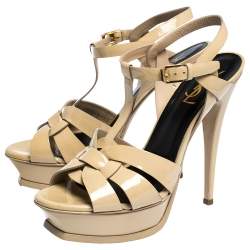 مملوكة مسبقًا صندل سان لوران باريس نعل سميك تريبيوت جلد بيج لامع مقاس 39