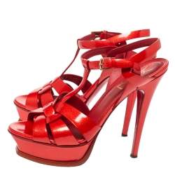 مملوكة مسبقًا صندل سان لوران باريس تريبوت نعل سميك جلد لامع منقوش أحمر مقاس 37.5