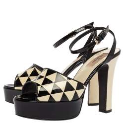 Pre Owned صندل فالنتينو جلد لامع أبيض وأسود مقدمة مفتوحة بحزام للكاحل مقاس 37