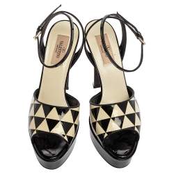 Pre Owned صندل فالنتينو جلد لامع أبيض وأسود مقدمة مفتوحة بحزام للكاحل مقاس 37