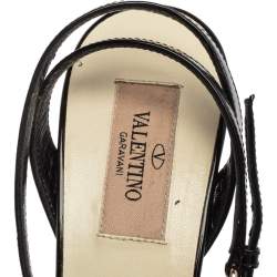 Pre Owned صندل فالنتينو جلد لامع أبيض وأسود مقدمة مفتوحة بحزام للكاحل مقاس 37