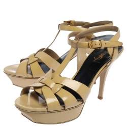 مملوكة مسبقًا صندل سان لوران باريس "تريبوت" جلد لامع بيج مقاس 39